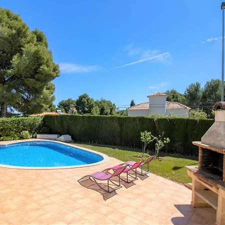 Con Jardin Y Piscina Privada Villa