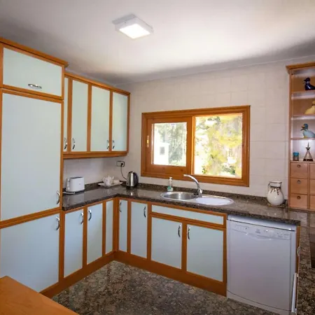 Con Jardin Y Piscina Privada Villa